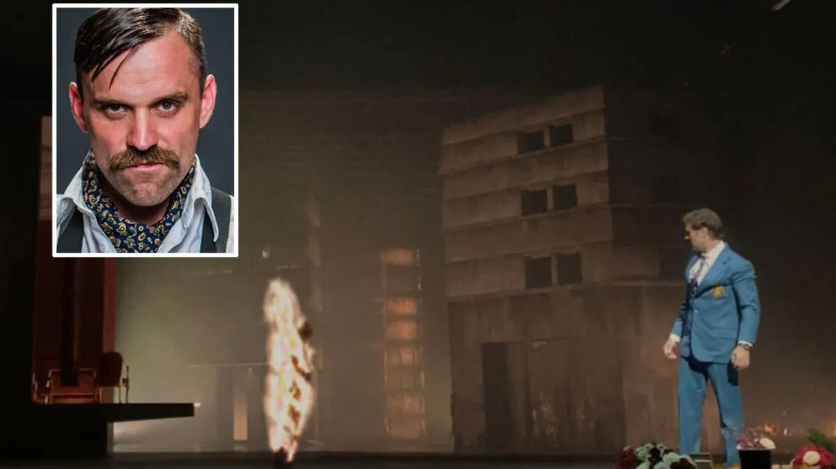 Joe Tödtling steht in "Les Troyens" auf der Bühne der Opera Bastille - im Vollbrand
