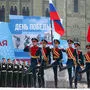 Parade am Roten Platz in Moskau zum Sieg über Hitler-Deutschland: Hinter der russischen Fahne das „Banner des Sieges“, das Duplikatjener Flagge, die sowjetische Soldaten am 30. April 1945 auf dem Reichstag in Berlin hissten