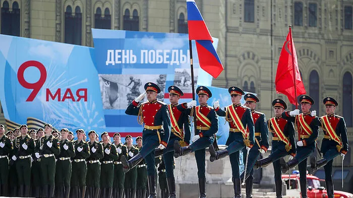 Parade am Roten Platz in Moskau zum Sieg über Hitler-Deutschland: Hinter der russischen Fahne das „Banner des Sieges“, das Duplikatjener Flagge, die sowjetische Soldaten am 30. April 1945 auf dem Reichstag in Berlin hissten