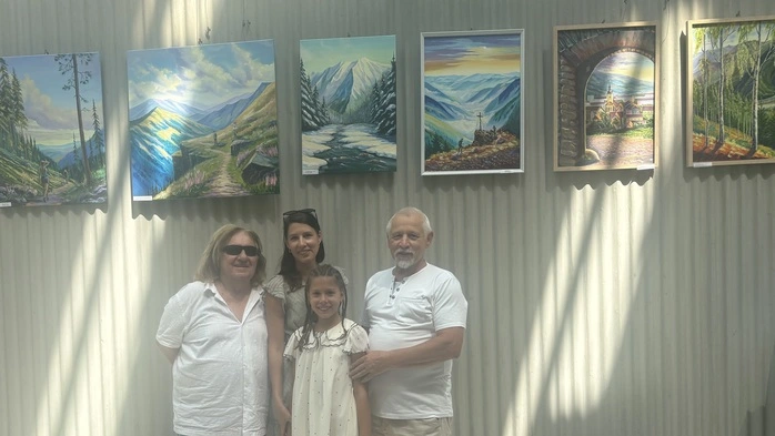 Anatolii Maikovskyi mit seiner Familie und Künstlerkollegen Hermann Pitow