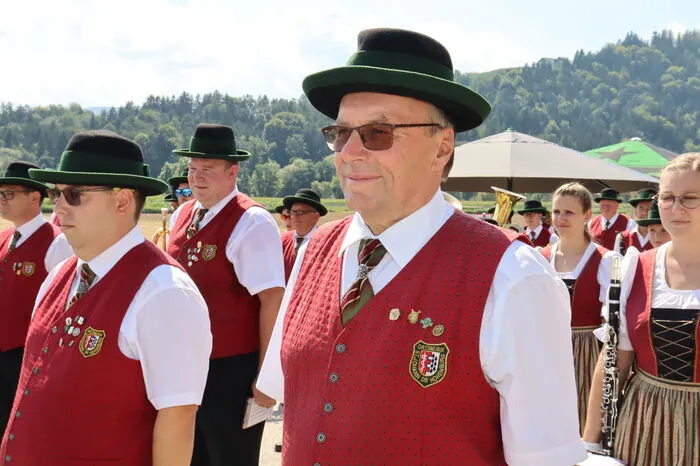 Obmann Karl Hussler , Kapellmeister Manuel Tauber und Stabführer Harald Rohrer empfingen gemeinsam mit den Musikern der Ortsmusikkapelle die Gäste aus der ganzen Steiermark. 