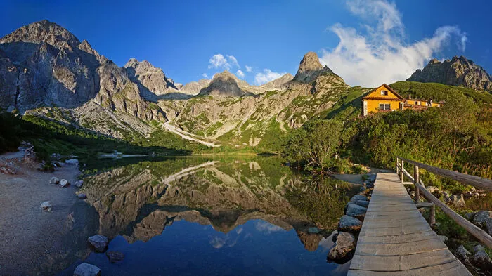 Die Nummer 1 unter den Top-10-Reisezielen 2019, die der Reiseführer Lonely Planet jedes jahr kürt: die Hohe Tatra in der Slowakei. Eine steigende Zahl von Touranbietern führe Abenteurer zu Fuß zu den besten Sichtungs-Spots von Braunbären, durch Wälder, in denen auch Luchse und Wölfe heimisch sind.