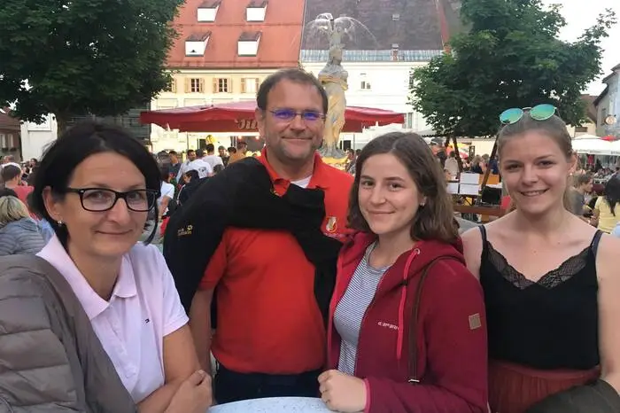 Ortsfeuerwehrkommandant Friedrich Nusser und seine Familie waren auch am Hauptplatz.