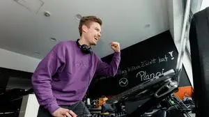 An seinem DJ-Pult mit Blick auf das Planai-Stadion heizt „DJ In-Line“ die Stimmung an | An seinem DJ-Pult mit Blick auf das Planai-Stadion heizt „DJ In-Line“ die Stimmung an