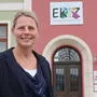 Sabine Ellmeier vor dem Eltern-Kind-Zentrum in St. Barbara