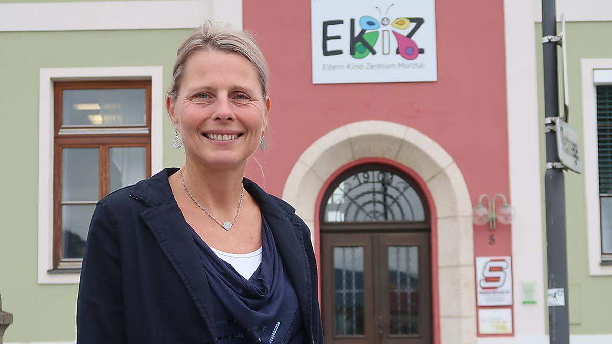 Sabine Ellmeier vor dem Eltern-Kind-Zentrum in St. Barbara