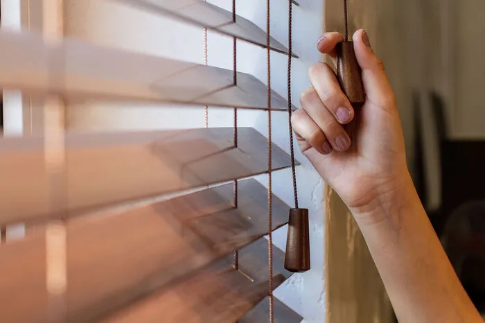 Am Tag unbedingt die Fenster abdunkeln und geschlossen halten, damit die Wärme nicht ins Schlafzimmer eindringt. Erst wenn es am Abend abgekühlt hat, sollte gelüftet werden.