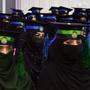 Die islamistischen Taliban haben in Afghanistan Frauen die Universitätsbildung verboten. 