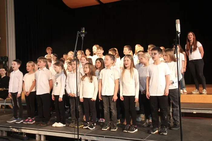 Zu Beginn stimmten die Volksschulen St. Peter und Gnas das Publikum ein