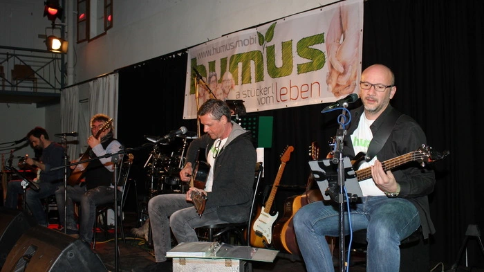 Die Kärntner Band erzeugt bodenständige, erdige Kompositionen und belebt nebenbei auch einige alte Lieder neu.