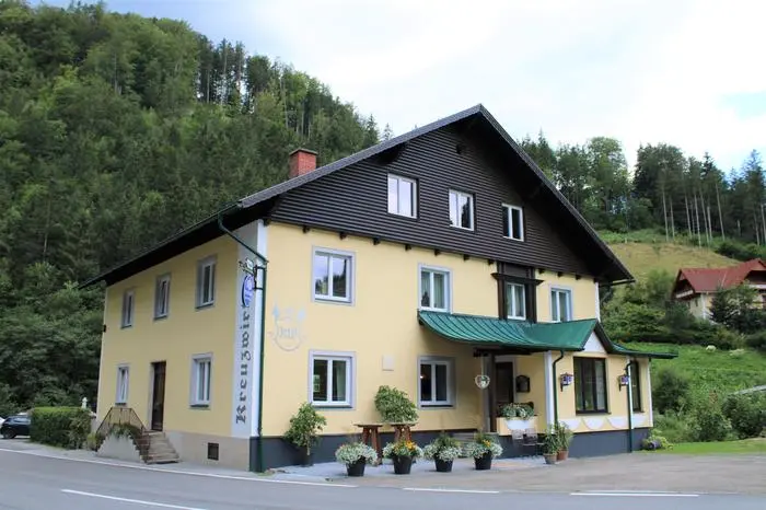 Der Kreuzwirt befindet sich auf der B64 an der Gabelung Richtung Passail bzw. St. Kathrein am Offenegg