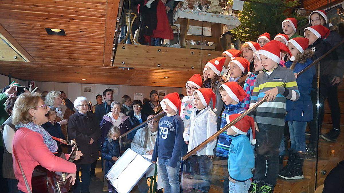 Die Mädchen und Buben der Volksschule Kammern sorgten am Adventmarkt für den guten Ton