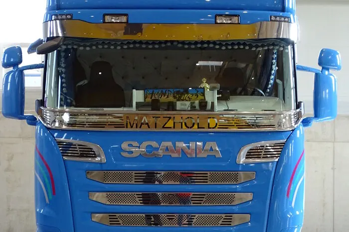 Der besonders liebevoll ausgestattete Lkw von Manfred Kainz, im Fahrercockpit mit Quastenvorhängen und komplett mit Leder ausstaffiert.