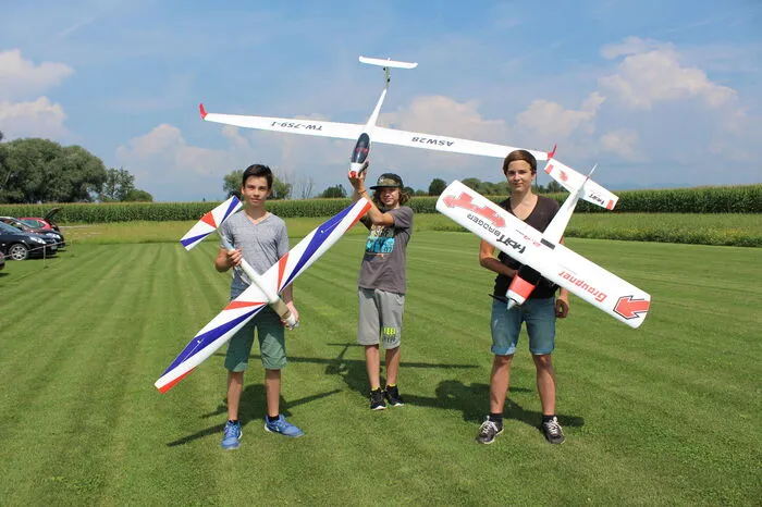 Neben erfahrenen Piloten sind auch Nachwuchstalente teil der Flugmannschaft.