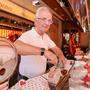 Ferdinand Cimzar (75) verkauft seit 40 Jahren geröstete Mandeln und galsierte Früchte am Villacher Kirchtag