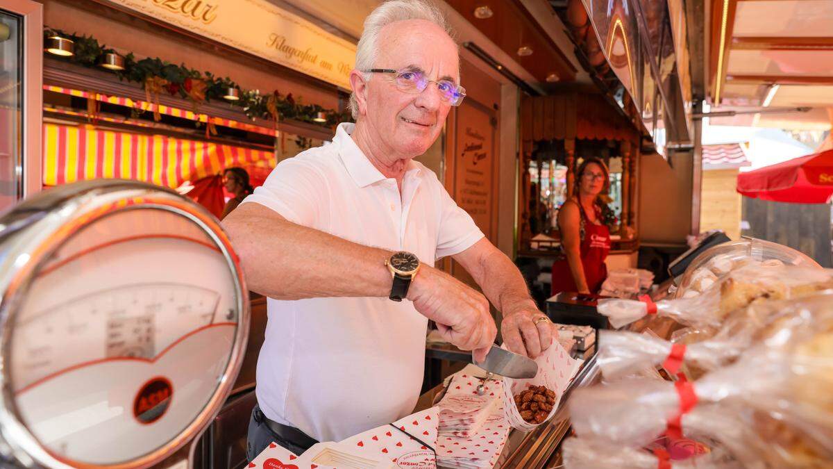 Ferdinand Cimzar (75) verkauft seit 40 Jahren geröstete Mandeln und galsierte Früchte am Villacher Kirchtag