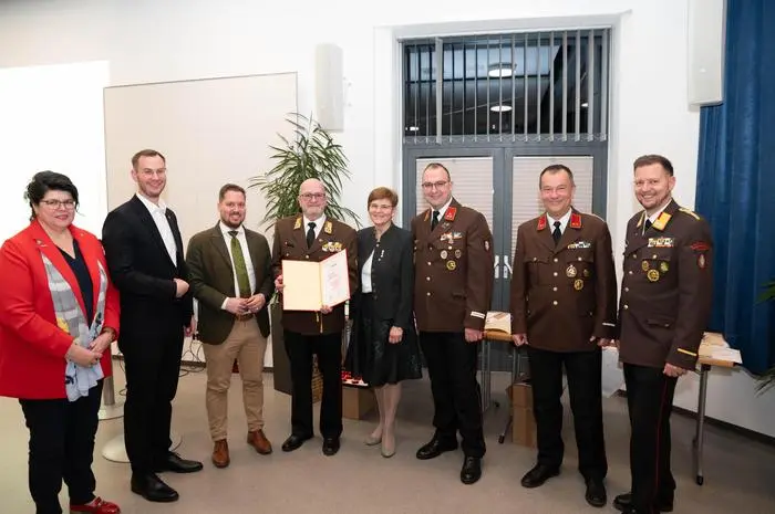 Werner Schmidt (4.v.l.) und Thomas Stipsits jun. wurden bei der Wehrversammlung der FF Leoben-Stadt zu Ehrenmitgliedern ernannt