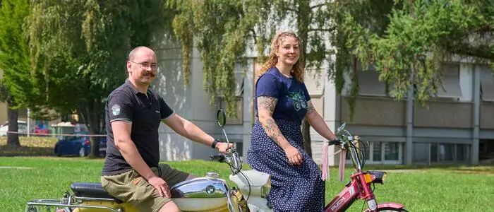 Der Puch-Club Panner ist für die Abschlussfeier der Wörthersee Ausfahrt schon aufgestellt.