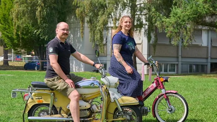Der Puch-Club Panner ist für die Abschlussfeier der Wörthersee Ausfahrt schon aufgestellt.