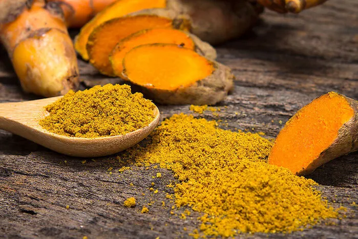 Kurkuma gilt nicht nur im Winter als wichtige Zutat beim Kochen: Kurkuma, das auch Bestandteil der Gewürzmischung Curry ist, wirkt dank des Inhaltsstoffes Kurkumin im Körperentzündungshemmend und blutzuckersenkend.