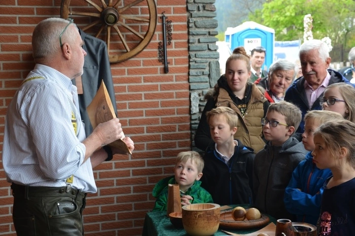 Beginn warmit einer Heiligen Messe in der Abtei. Von dort führte der Rundgang begleitet von Harmonikaklängen zu Ladislaus Kampitz, der seine Drechselkunst zur Schau stellte.