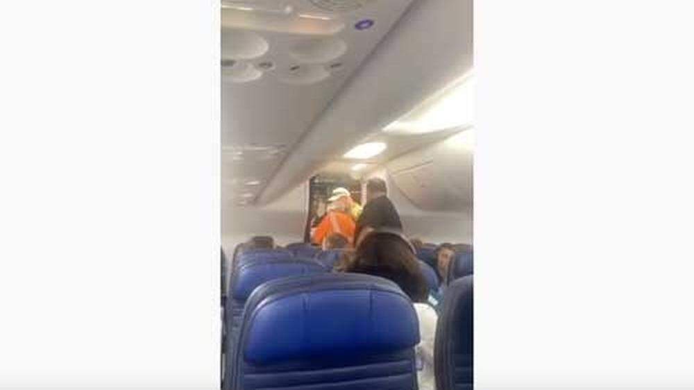 In einem im Internet verbreiteten Video, das laut US-Medien von Flug 1554 stammen soll, ist zu sehen, wie mehrere Menschen versuchen, die Frau zu befreien