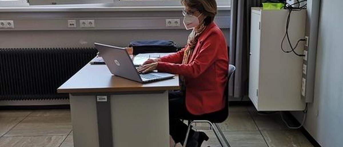 Im Klassenzimmer von Barbara Oberascher am Borg Bad Radkersburg sind Maske und Laptop ständige Begleiter in der Pandemie