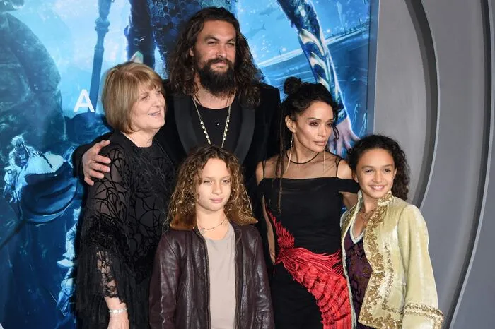 Der Star des Films ist Jason Momoa. Er erschien mit Familie: Mutter Coni Momoa, Sohn Nakoa-Wolf Manakauapo Namakaeha Momoa, Ehefrau Lisa Bonet und Tochter Lola Iolani Momoa. BLola Iolani Momoa. Bei der Namensgebung für die Kinder hat er sich wirklich Mühe gegeben.