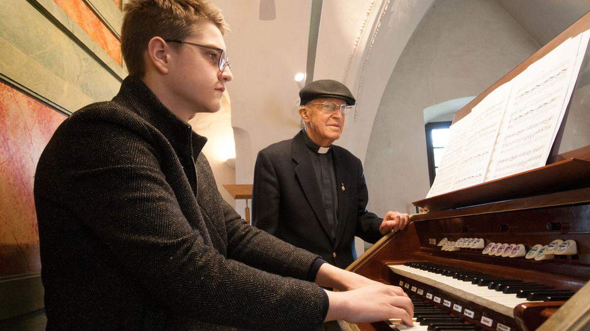 Pfarrer Reinhold Berger, hier mit einem jungen Organisten, feiert online