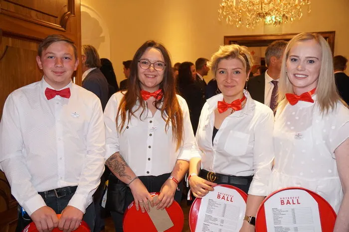 Viele freiwillige Helfer des Roten Kreuzes bewirteten die Gäste.