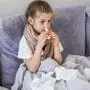 Ein krankes Mädchen liegt auf der Couch