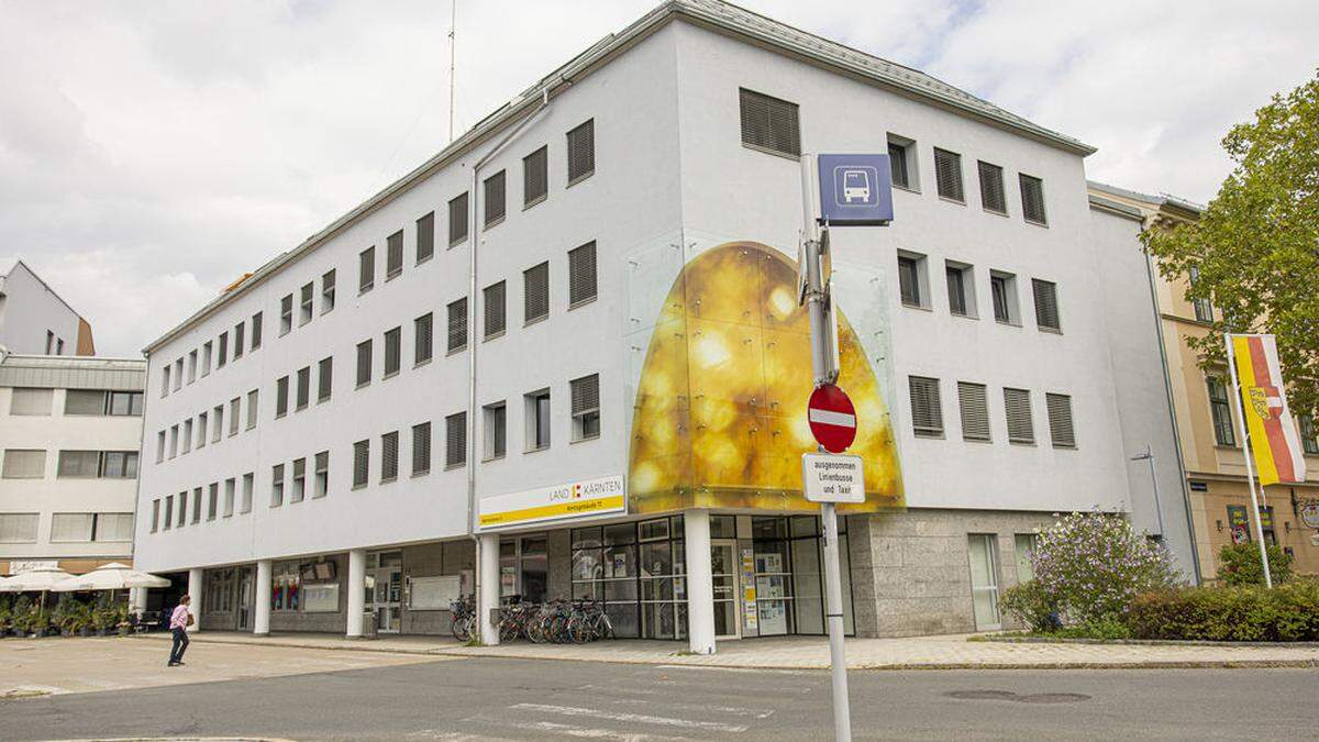 Den Bewohner des Gebäudekomplexes am Klagenfurter Hauptbahnhof stinkt es gewaltigt, dass es vor Ort keine öffentliche Toilette gibt