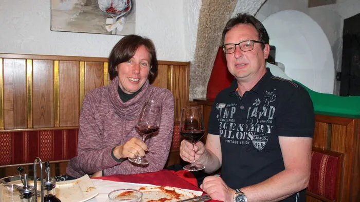 Ein gutes Abendessen und ein Glas Rotwein genossen diese Gäste in der Pizzeria zum Italiener.