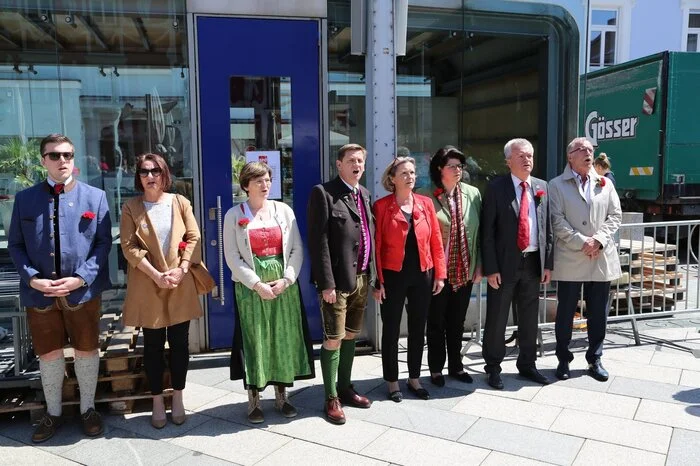 Das "Lied der Arbeit" sangen alle aus voller Kehle: Die Redner der SPÖ auf der Bühne des Leobener Hauptplatzes zum Tag der Arbeit waren Anton Lang, Helga Ahrer, Bettina Vollath, Kurt Wallner und Birgit Sandler.