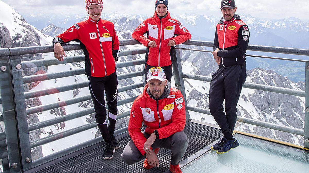 Besuch des Dachstein Sky Walks: Franz-Josef Rehrl, Martin Fritz, Lukas Klapfer und Teamchef Christoph Eugen (vorne)