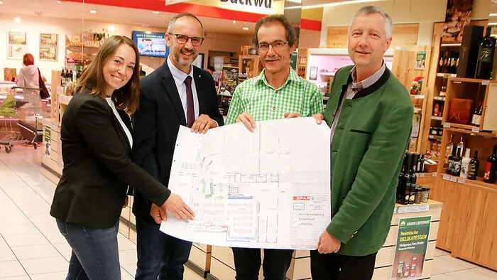 Sabine Polesnig (G+H Ziviltechniker GmbH) und Manfred Pertl (Spar Vertriebsleitung) mit Lagerhaus-Lebensmittelleiter Werner Stimpfl und Lagerhaus-Geschäftsführer Gerhard Janschitz vom Lagerhaus
