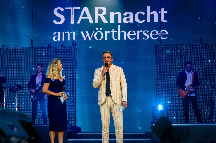 Moderiert wird die Starnacht wieder von Barbara Schöneberger und Hans Sigl. 
