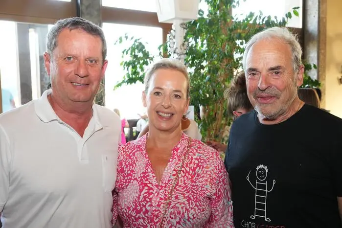 Auch Bürgermeister Thomas Schäfauer mit Ehefrau sowie der ehemalige Lehrer an der Musikmittelschule Seeboden, Bernhard Zlanabitnig, schauten vorbei