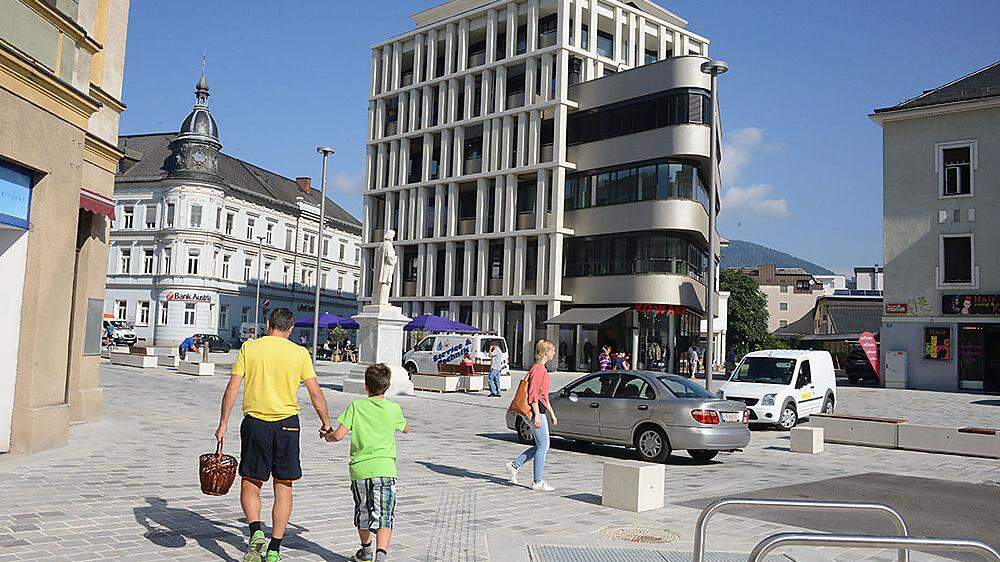 Nach der Bahnhofstraße ist jetzt auch der Hans-Gasser-Platz eine Begegnungszone. Bisher funktioniert das „Fortbewegen auf Augenhöhe“ gut 