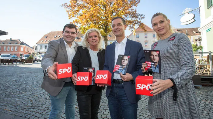 Ein Teil der roten Wahlkreis-Liste: Thomas Putz (Platz 12), Brigitte Bierbauer-Hartinger (Platz 5), Wolfgang Dolesch (Platz 2) und Amela Hirzberger (Platz 9)