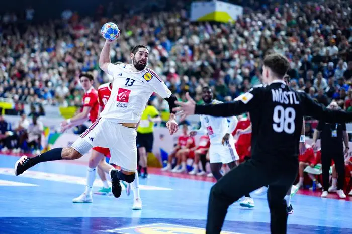 ABD0089_20240122 - KÖLN - DEUTSCHLAND: (Vlnr) Nikola Karabatic (Frankreich) und Constantin Möstl (Österreich) im Rahmen der Hauptrunde anl. des Spiels Frankreich - Österreich der Handball Europameisterschaft der Männer, am Montag, 22. Jänner 2024, in Köln. - FOTO: APA/EVA MANHART