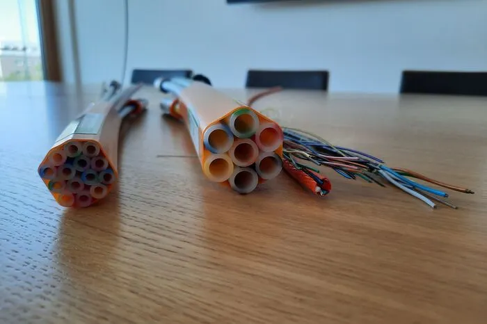 So sehen Glasfaserleitungen aus - in einem Kabel befinden sich 288 einzelne Fasern.