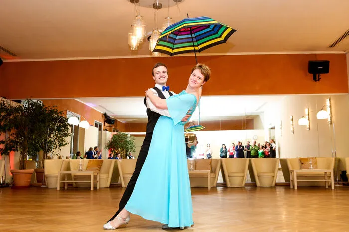 Beim bunten Regenschirmtanz: Milena del Fabro mit Jonas Maiberg 