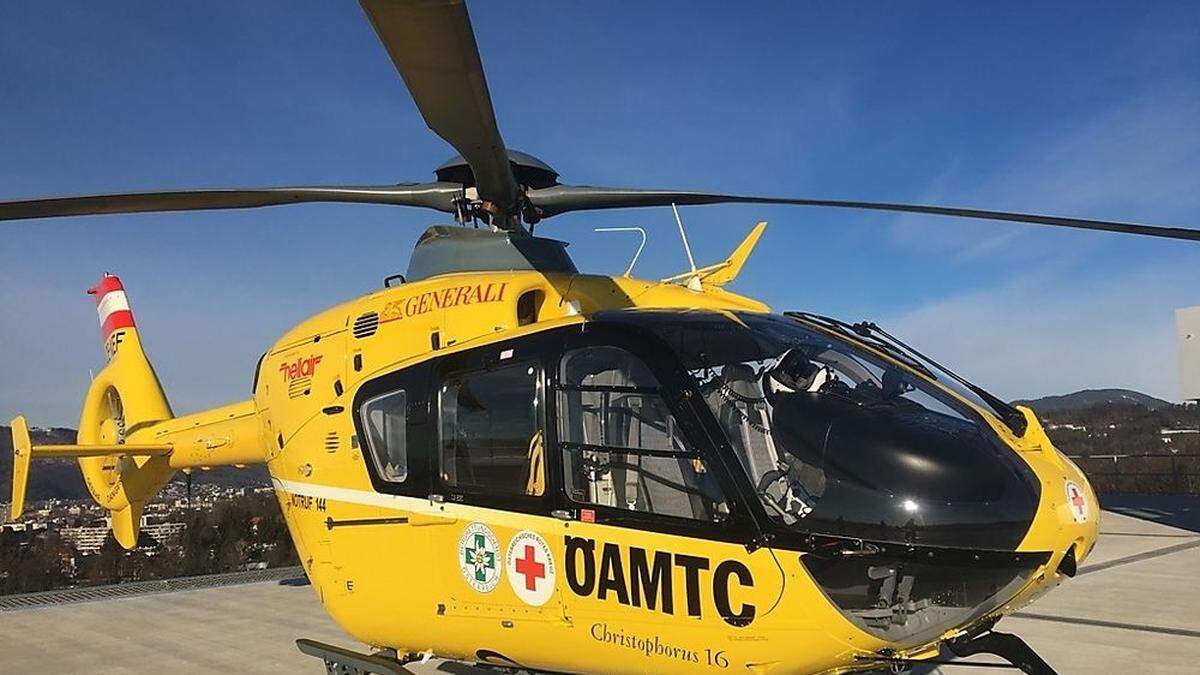 Der Mopedlenker wurde mit dem Rettungshubschrauber Christophorus 16 in das LKH Graz eingeliefert