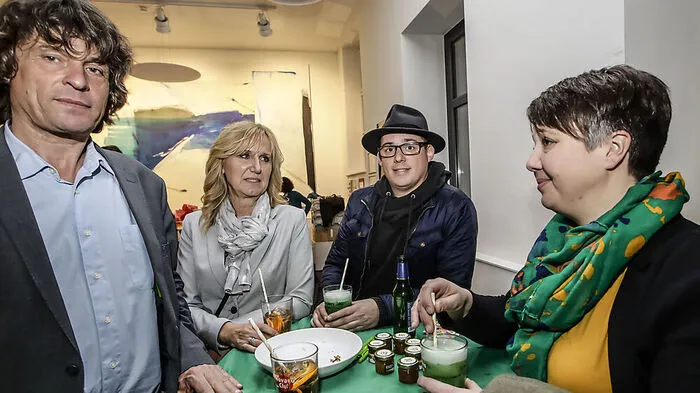 Michael Johann (ganz links) regelt die Grüne Vergangenheit, Olga Voglauer (ganz rechts) ist aktuell Parteichefin