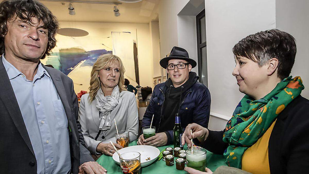 Michael Johann (ganz links) regelt die Grüne Vergangenheit, Olga Voglauer (ganz rechts) ist aktuell Parteichefin