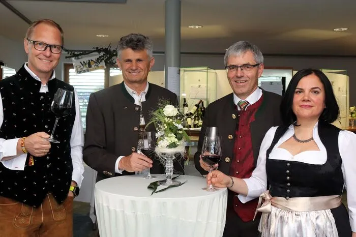 Dies freute natürlich die Veranstalter, allen voran Hauherr Direktor Johann Muggi (2.v.r.)