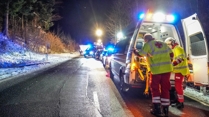 Ein Autofahrer (28) ist am Freitagabend im Gemeindegebiet Schadneramt aufgrund der spiegelglatten Fahrbahn von mit seinem Fahrzeug auf die entgegenkommende Fahrbahn geraten.