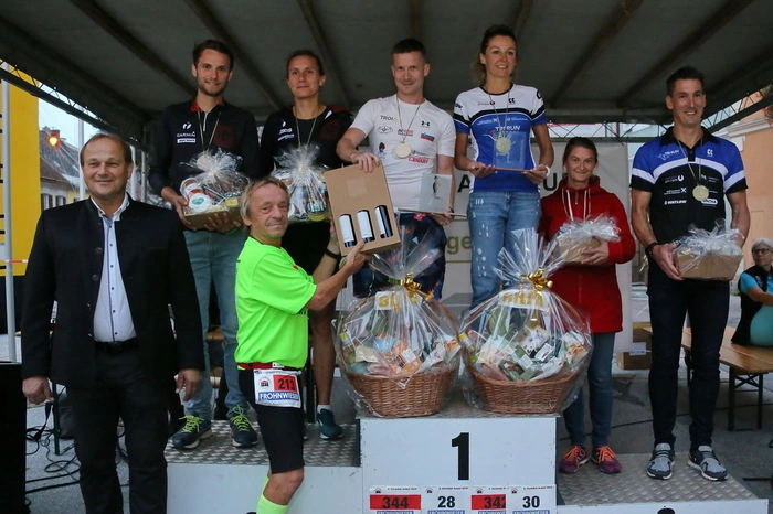 Die schnellsten Läuferinnen und Läufer über die 10,2 Kilometer-Distanz mit Bürgermeister Klaus Strein und Organisator Peter Raffler.