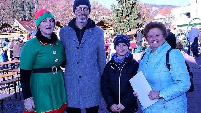 Auch heuer lud die Gemeinde Maria Lankowitz mit Bürgermeister Kurt Riemer und Stellvertreter Bernd Mara am vergangenen Samstag wieder zu einem Christkindlmarkt auf den Vorplatz des Schlosses ein.